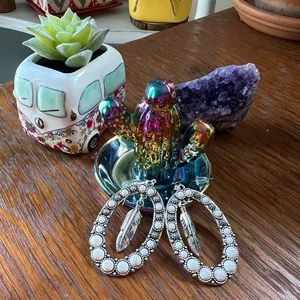 White crackle oval earrings with feathers 🪶✨